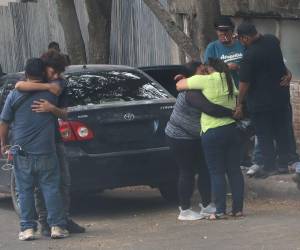 Los familiares de Emanuel Alejandro Flores Coello, llegaron a la morgue para retirar sus restos mortales. S