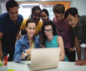 El 36% de los jóvenes encuestados proyecta permanecer más de dos años en su empleo actual, reflejando una disposición hacia la estabilidad y compromiso.