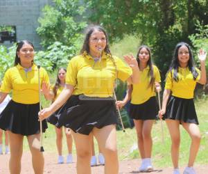 Estudiantes del Instituto Gubernamental San Pablo ensayan sus coreografías para participar en los desfiles patrios del 15 de septiembre.