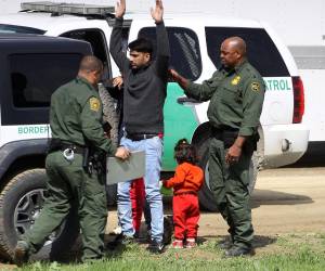 Agentes migratorios estadounidenses interceptan a un hombre junto a su esposa e hijas tras ingresar a territorio norteamericano.