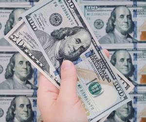En 2025 el dólar se encareció 99.37 centavos al devaluarse el tipo de cambio de 25.3800 a 26.3737 lempiras por dólar.