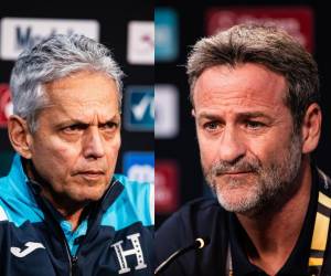 A la izquierda, el director técnico de la Selección de Honduras, Reinaldo Rueda; a la derecha, su homólogo en la Selección de Panamá, Thomas Christiansen.