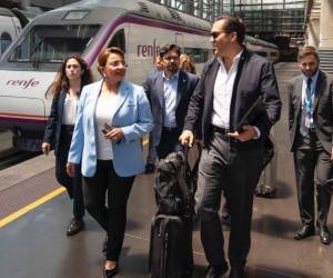 Castro estará acompañada por el canciller, Javier Bu; su secretario privado e hijo, Héctor Zelaya, y el ministro de Finanzas, Christian Duarte.