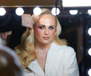La actriz australiana Rebel Wilson negó este martes ante el Tribunal Federal haber difamado a la también actriz Charlotte MacInnes, en el marco de una demanda centrada en una serie de publicaciones en redes sociales sobre un supuesto caso de acoso durante el rodaje de su debut como directora, en la película The Deb.