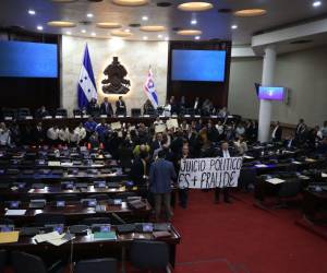 En medio de protestas, CN da luz verde a juicio político contra Johel Zelaya.f
