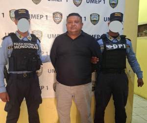 Alfonso Armando Flores Barahona, al momento de ser detenido por elementos de distintas unidades de la Policía Nacional (PN).
