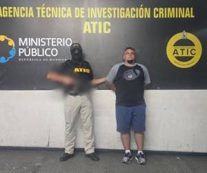 Las investigaciones indican que el hombre la agredió físicamente y la despojó de su mochila, su teléfono celular y sus tarjetas de débito.