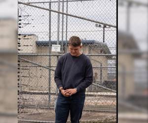 El sargento Matthew Blank, de 23 años, pide a las autoridades que lo dejen iniciar su nueva vida con su esposa.