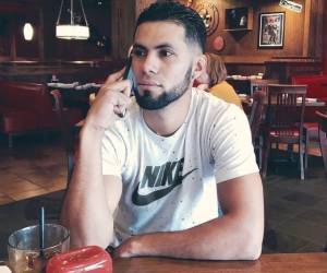 Familiares piden justicia por la muerte de Allbry Romero, conocido como Nego, luego de ser atacado con un puñal tras defender a una persona la noche del viernes en el sector de La Pozona, Puerto Cortés.