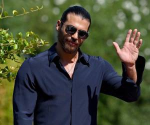 Según la fiscalía, durante el registro se halló al actor en posesión de estupefacientes, por lo que fue detenido.