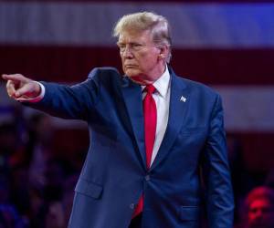 Trump tacha de corrupta a la BBC y asegura que está obligado a demandarla por difamación.