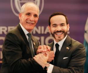 El encuentro entre ambos políticos se desarrolló en las instalaciones de la alcaldía de Cali, horas antes de celebrarse la investidura de De La Espriella.