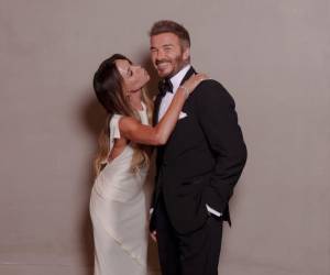 Victoria Beckham, de 52 años, contó que muchas de sus primeras citas con David Beckham tuvieron lugar en estacionamientos, el rincón que encontraron para mantener en privado una relación que nacía cuando ella estaba en pleno apogeo con las Spice Girls y él jugaba en el Manchester United.