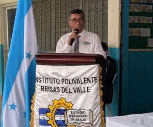 El silencio se mezcla con el llanto y los abrazos durante la tarde de este sábado 30 de mayo en el Centro Comunal de Brisas del Valle, en Cofradía, Cortés, donde familiares, estudiantes, docentes y vecinos se reunieren para despedir a Víctor Fiallos, director del Instituto Polivalente Brisas del Valle.