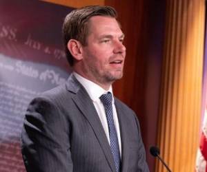 Swalwell habría destacado su capacidad para establecer contactos y ayudarla en sus metas políticas y con su empresa.