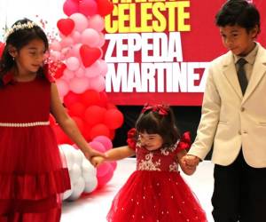 Jóvenes y niños con Síndrome de Down de Tegucigalpa, Comayagua, Choluteca y Sabanagrande brillan en la pasarela junto a sus mejores amigos, celebrando la amistad y la inclusión.