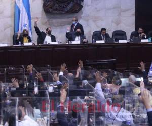 El titular del Congreso Nacional, Luis Redondo, aseguró ayer que la propuesta de nombrar una comisión de notables no contraviene la carta magna.