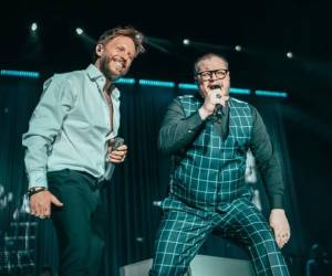 Sin Bandera pisará suelo hondureño nuevamente. El dúo conformado por el argentino Noel Schajris y el mexicano Leonel García ofrecerá dos presentaciones en el país como parte de su Escenas Tour 2026, que promociona su más reciente producción discográfica lanzada este 5 de febrero.