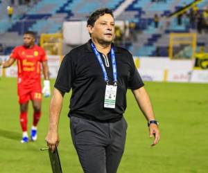 El costarricense Jeaustin Campos renunció junto con su cuerpo técnico.