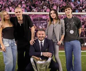 En medio de versiones cruzadas sobre la vida privada del clan Beckham, el vínculo entre David, Victoria y su hijo mayor ha vuelto a colocar a la familia bajo el escrutinio público. El distanciamiento con Brooklyn abrió una conversación más amplia sobre el presente de sus hijos, cuyas trayectorias personales y profesionales hoy avanzan por caminos distintos.