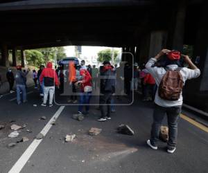 Disturbios bajo el puente a desnivel de Miraflores, por desvío a plaza Cuba, donde se registró una agresión.