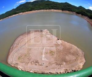 Lo que antes era una extensa lámina de agua hoy muestra sectores áridos y expuestos al sol, reflejando las complicaciones hídricas que enfrenta la ciudad.