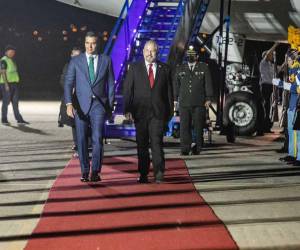 Momento en que el presidente Sánchez es recibido por el canciller Reina.