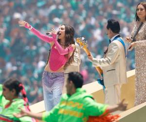 La inauguración del Mundial 2026 en el Estadio Azteca de Ciudad de México, comenzó con un show musical a cargo de estrellas musicales que hizo vibrar el recinto y emocionó a todos los presentes. ¿Qué artistas formaron parte de la presentación? A continuación los detalles.