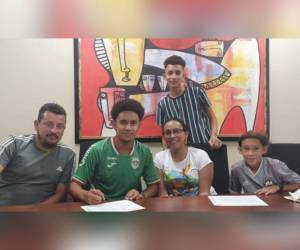 Javier Arriaga junto a su familia en la firma del contrato.