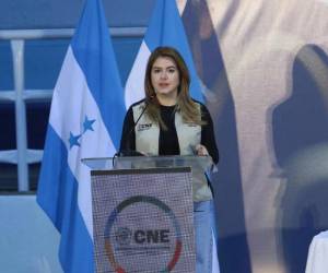 Cossette López denuncia que integrantes de partidos políticos bloquean inicio del escrutinio especial.