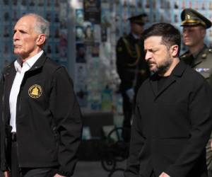 El líder ucraniano destacó la importancia de fortalecer vínculos con Honduras y ampliar la presencia de Kiev en una región donde la influencia de Rusia ha sido tradicionalmente mayor. Ambos guardaron un minuto de silencio frente al memorial.