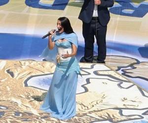 María Becerra adelantó su show en España para viajar a Nueva Jersey y entonar el himno de su país en la gran final del torneo.