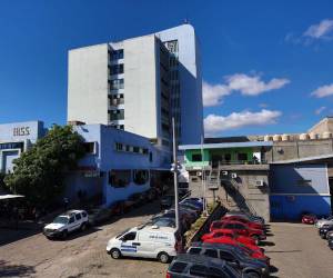 La Junta Directiva del IHSS señaló que solucionar el reajuste de los médicos es algo que depende de la Secretaría de Finanzas y la Secretaría de Trabajo. La crisis continuará si no se resuelven pronto.