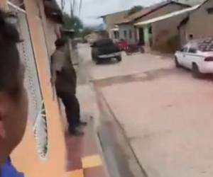 Algunos vecinos se pegaron a las paredes ante el peligro de ser arrollados por el sospechoso y la patrulla policial.