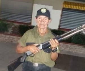 Los golpes fueron tan contundentes que el guardia cayó de inmediato al suelo, sin posibilidad de defenderse.