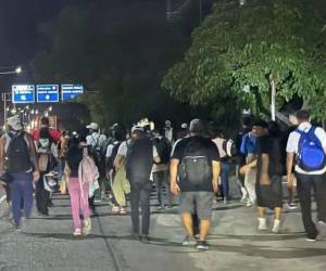 Hondureños desafían los riesgos de la ruta migratoria hacia Estados Unidos en busca de oportunidades.