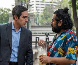 Mauricio Ochmann interpreta a César, un hombre que de pronto se queda viudo y debe enfrentar el cuidado de sus cuatro hijos.