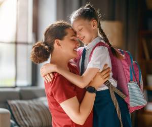 Para evitar dolores de espalda y problemas de postura, la mochila no debería pesar más del 10% del peso corporal del niño, según la Asociación Española de Pediatría.