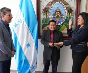 Sua Martínez mientras rinde juramento para asumir su su nuevo cargo.