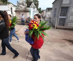 Entre lágrimas, risas y anécdotas, miles de hondureños celebraron la vida de quienes descansan en paz.