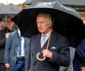 El rey británico, Carlos III, anunció este viernes en un mensaje televisado que su programa de tratamiento contra el cáncer podrá reducirse en el próximo año.