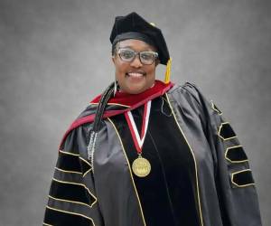 La muerte de una maestra de educación especial en el estado de Georgia, Estados Unidos, ha generado conmoción y cuestionamientos en torno a un operativo del Servicio de Inmigración y Control de Aduanas (ICE), luego de que un migrante guatemalteco intentara evadir a agentes federales y provocara un choque fatal en las afueras de Savannah.