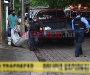 Momento en que Medicina Forense realizaba el levantamiento del cadáver.