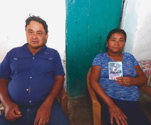 Los padres de Mirna Suyapa Regalado, quien aparece en una foto que guarda su mamá, piden al gobierno la repatriación del cuerpo.