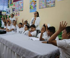 Los niños del Comité Ambiental del Centro de Educación Básica Roberto Suazo Córdova, acompañados de sus maestras guías, reciben la charla de Economía Circular.