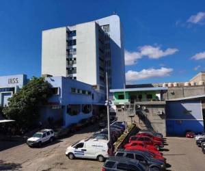 La mañana del lunes, decenas de afiliados llegaron a sacar citas y reclamar los medicamentos.