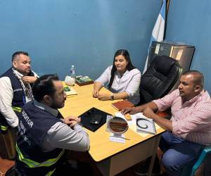 Personal del Departamento de Auditorías Municipales del Tribunal Superior de Cuentas (TSC), reunido con la alcaldesa de El Corpus, Katherine Guillén.