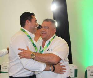 El alcalde del Distrito Central, Juan Diego Zelaya, felicitó a Juan Carlos Molina al ser electo presidente de la Asociación de Municipios de Honduras (Amhon) en la Asamblea Nacional que se desarrolló en Tela.