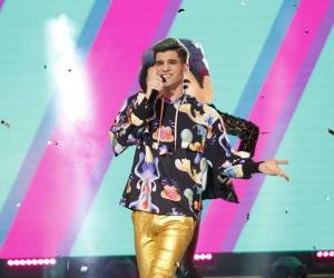 Nelson abrió las presentaciones con el tema Robarte un beso de Carlos Vives.