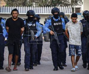 Los imputados, identificados con los alias de “Colocho” y “Serrucho”, enfrentan acusaciones por los delitos de asociación para delinquir, tráfico de drogas y portación ilegal de armas de uso prohibido y permitido.